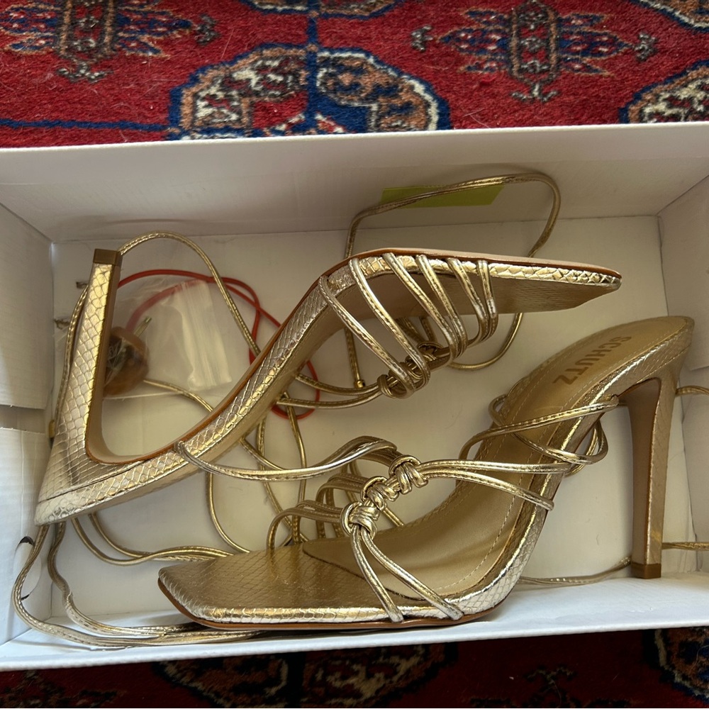 Schutz Sirena Sandal in Gold